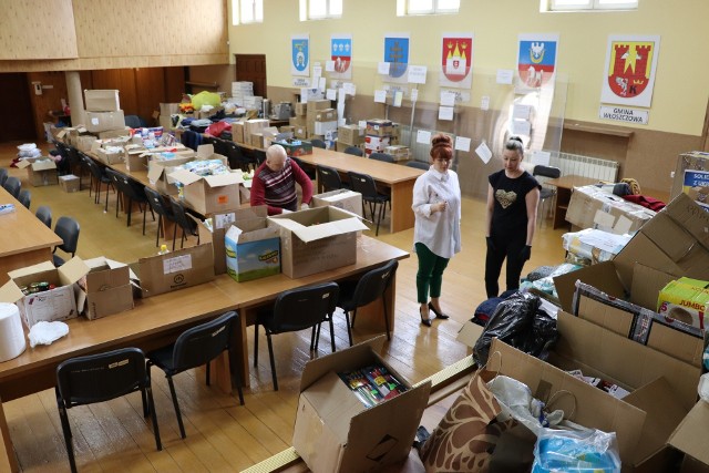 Magazyn na dary dla Ukrainy zorganizowany w sali konferencyjnej Starostwa Powiatowego we Włoszczowie.