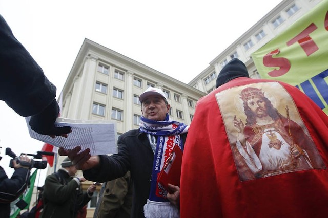 Rolnicy przeciw sprzedaży polskiej ziemiOkoło 20 osób, w szalikach NSSZ Solidarność i pelerynach z wizerunkiem Chrystusa protestuje przed Urzędem Wojewódzkim w Rzeszowie.