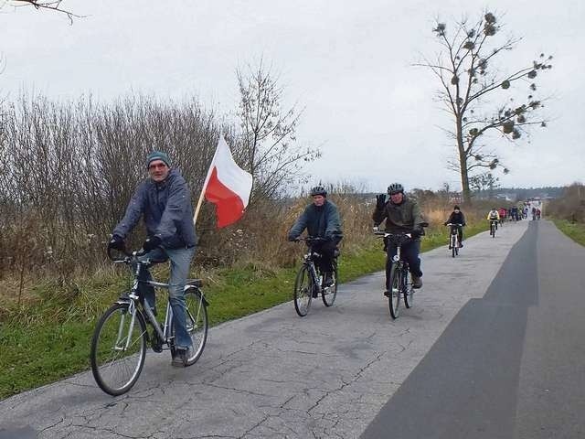 W ubiegłym roku rowerzyści pełni zapału i energii ruszyli w trasę zaopatrzeni, między innymi, w narodowe flagi