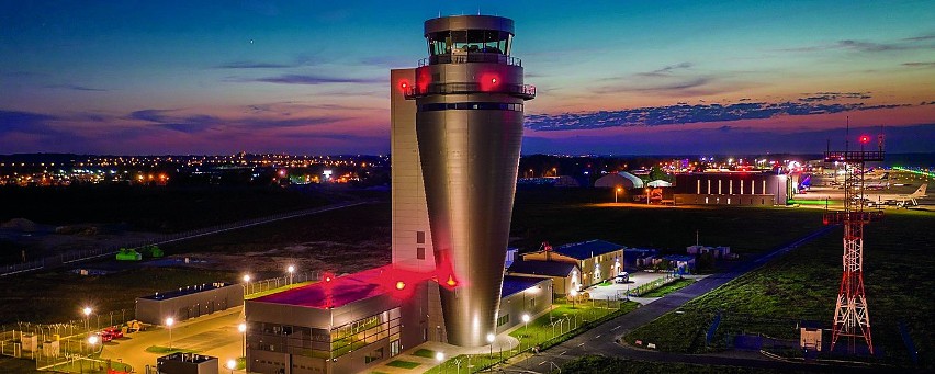 To najwyższa w Polsce wieża kontroli lotów, ma 46 m...
