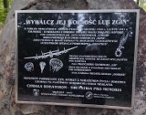 Pomnik poświęcony Cichociemnym stanie przy drodze do rezerwatu Skałki Piekło pod Niekłaniem. Uroczystość w piątek 29 września