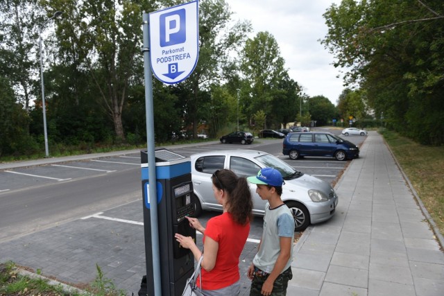 Szykują się duże zmiany w strefie płatnego parkowania w Toruniu. Będzie więcej płatnych parkingów! Miasto rozważa też podwyższenie cen czy obowiązkowe płatności w soboty