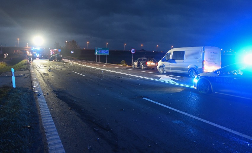 Wypadek w Skołoszowie. Na DK 77 kierująca mitsubishi zderzyła się z sarną i z ciężarówką [ZDJĘCIA]