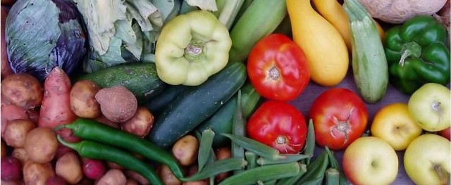 Za kg pomidorów w Wąbrzeźnie zapłacimy ok. 2 zł. Na toruńskim Rynku Nowomiejskim - średnio trzy razy tyle