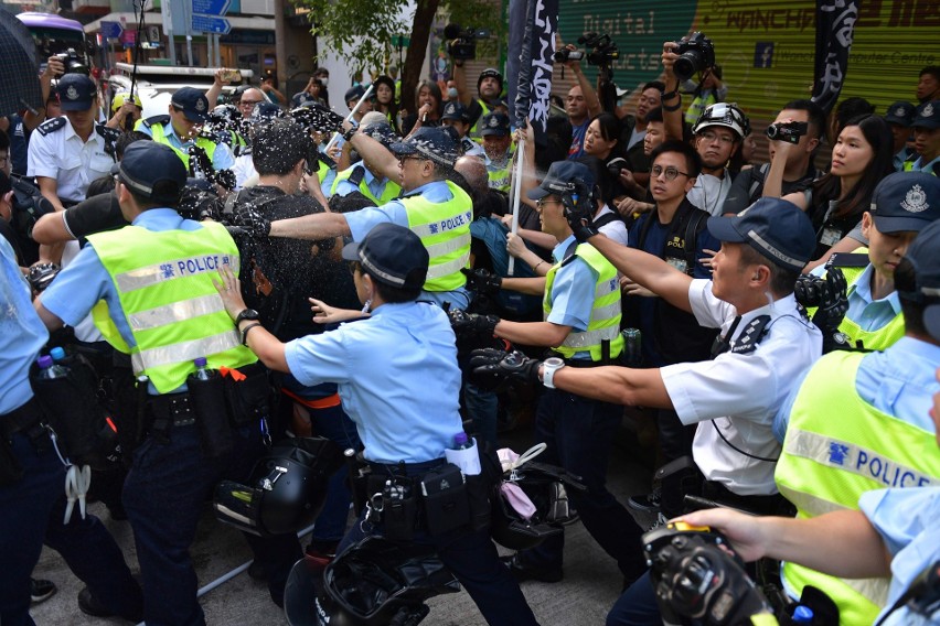 Święto Chin 2019. Defilada wojskowa i strzały do demonstrantów w Hongkongu [ZDJĘCIA] [WIDEO]