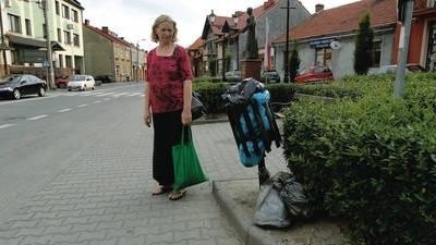 Kazimiera Kanecka ubolewa, że mieszkańcy podrzucają worki ze śmieciami pod kosz na przystanku Fot. Barbara Ciryt