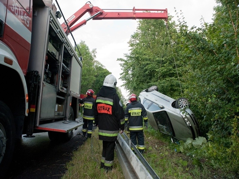 22-latek przesadził z prędkością i zjechał z drogi [ZDJĘCIA]