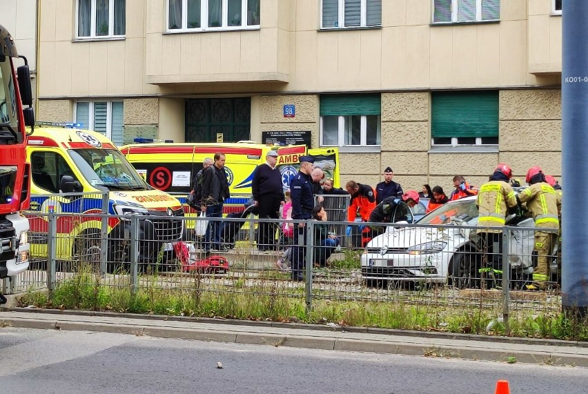 Wypadek na al. Kościuszki. Samochód osobowy zderzył się z tramwajem ZDJĘCIA 