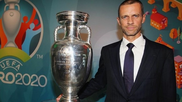 Prezydent UEFA, Aleksander Čeferin, z trofeum mistrzostw Europy