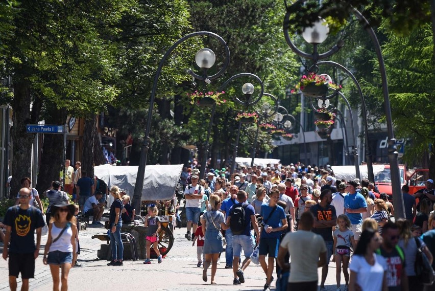 Tłumy osób spacerujących po Krupówkach - 5 lipiec 2018