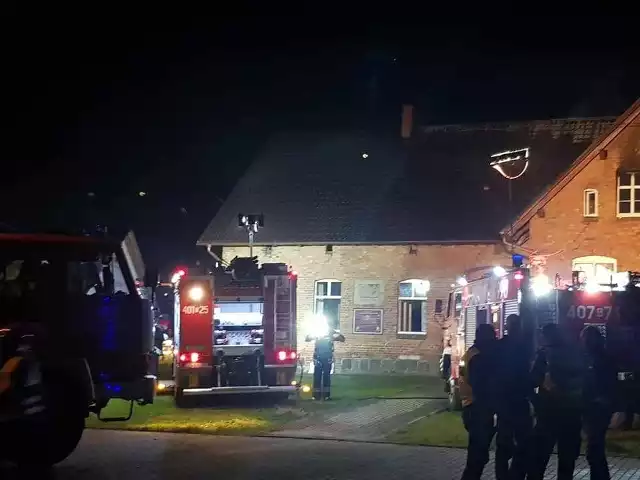 Pożar budynku dawnej szkoły w Łąkiem.