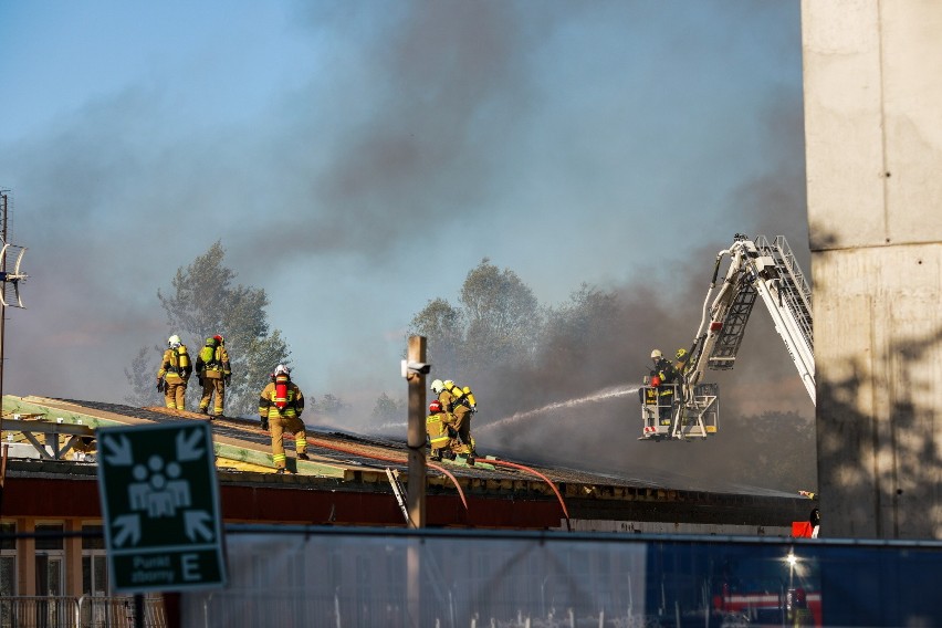 Płock: Pożar szpitala wojewódzkiego. Zapalił się dach parterowego budynku [ZDJĘCIA] [WIDEO]
