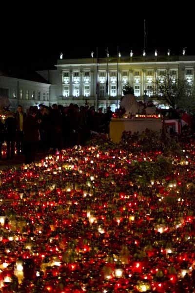 Przed Pałacem Prezydenckim tysiące Polaków zapala znicze