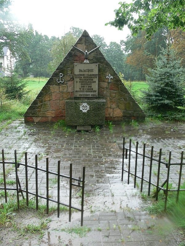 Po apelu suchedniowskiego proboszcza największe chwasty zniknęły sprzed harcerskiego pomnika. Ale wciąż jest wiele do zrobienia.