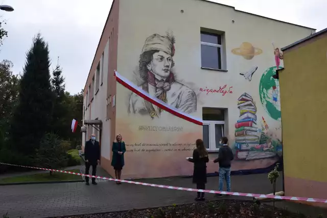 Mural na budynku szkoły w Zieleniu przedstawia wizerunek gen. Tadeusza Kościuszki