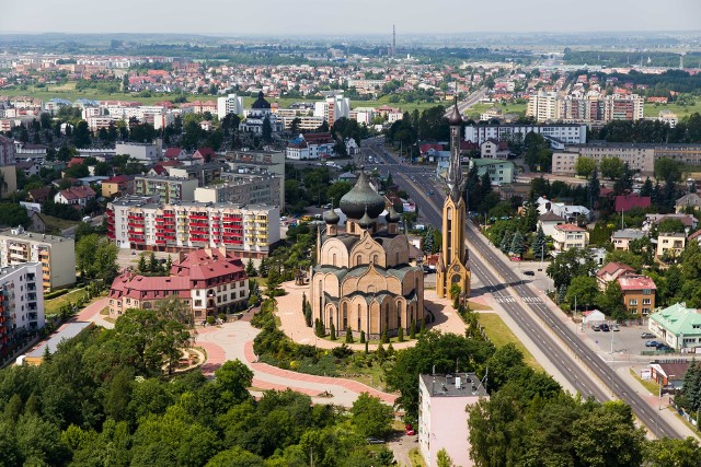 Cerkiew pw. Świętego Ducha jest największa w Polsce. Powierzchnia wynosi ponad 800 mkw. Obok niej jest dzwonnica. Mierzy 70 metrów i jest trzecim najwyższym budynkiem w Białymstoku.