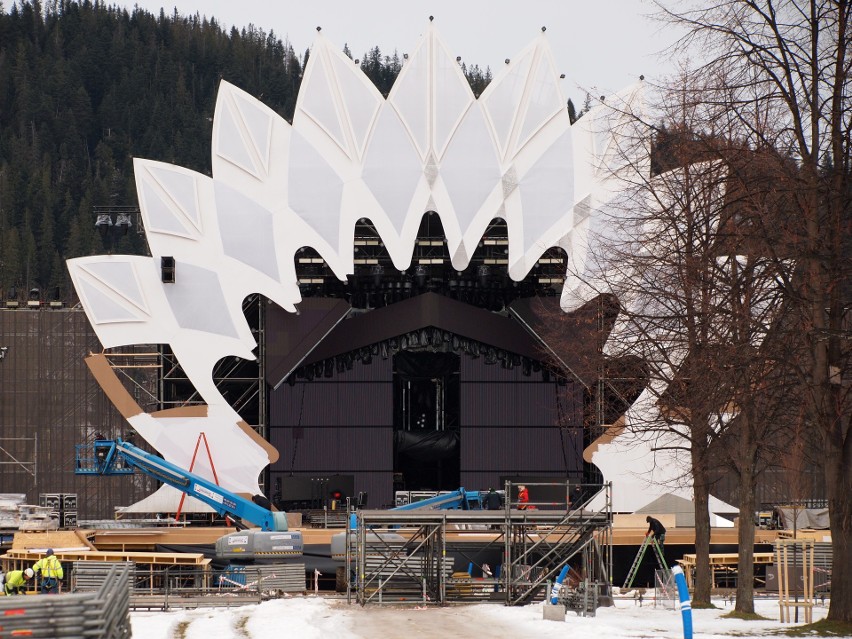 Budowa sceny na koncert sylwestrowy w Zakopanem