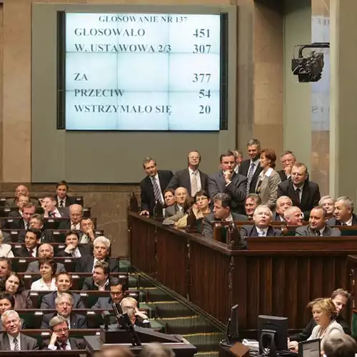 Sejm V kadencji dokonał samorozwiązania.