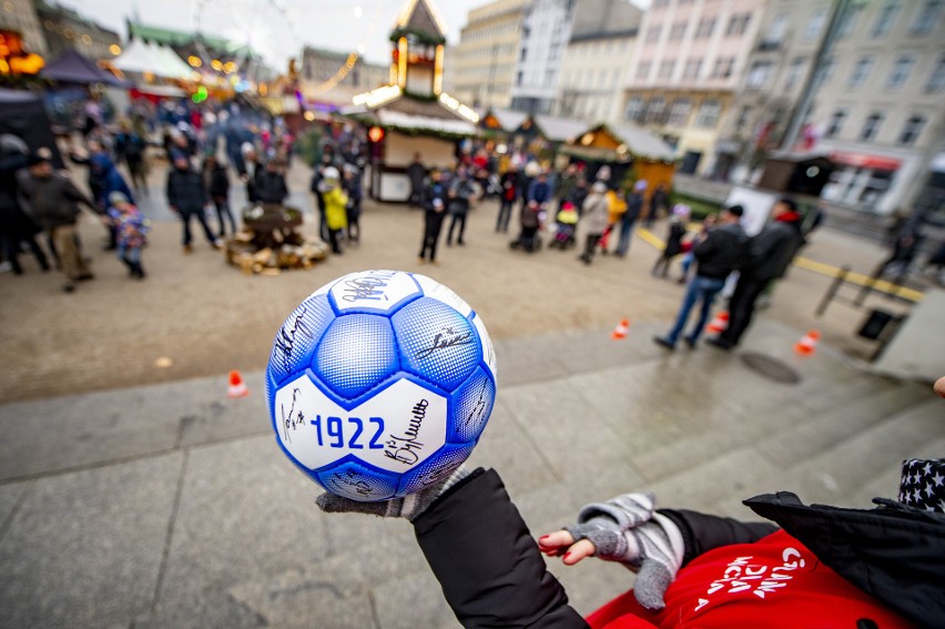 Poznań: Zagrali dla 8-letniego Michała na placu Wolności. Do...