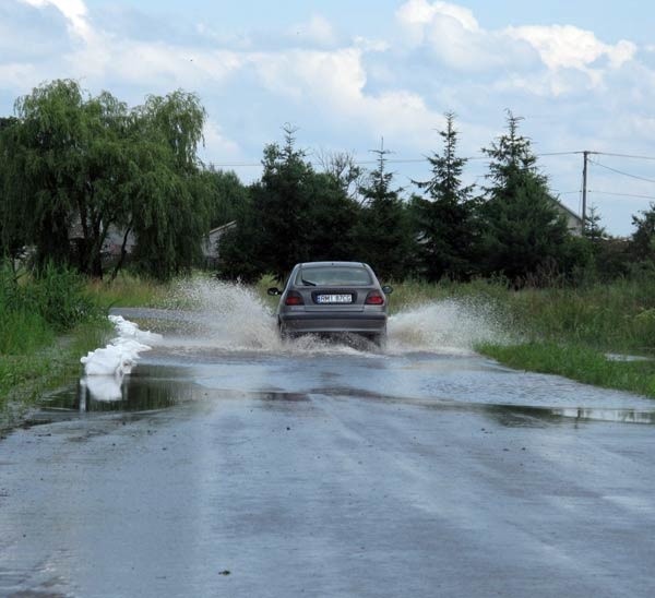Czerwcowa powódź zniszczyła wiele dróg. Ich remont, za rządowe pieniądze, potrwa do października.
