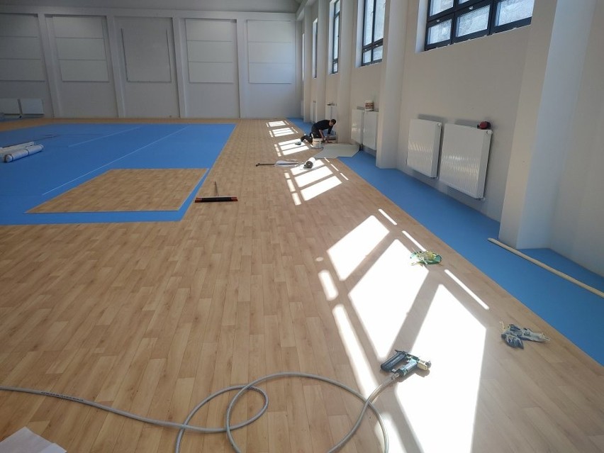 Przy Szkole Podstawowej w Hucie Nowej w gminie Bieliny powstaje nowa sala gimnastyczna. Dzieciaki będą miały super miejsce do ćwiczeń