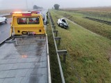 Dachowanie samochodu na autostradzie A4. 4 osoby poszkodowane