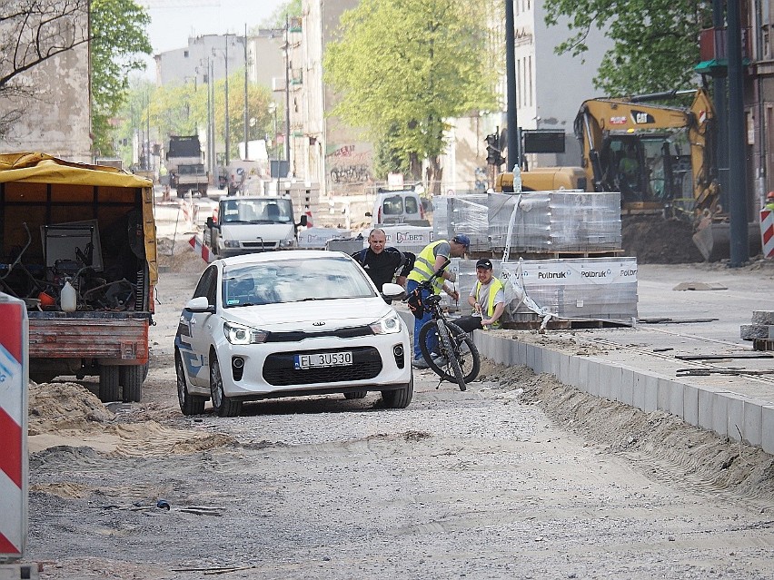 Przejazd remontowaną ulicą Przybyszewskiego nie jest łatwy