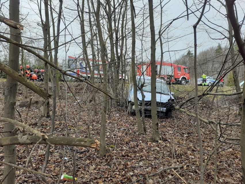 Brzezowa. Samochód wypadł z drogi. Ranną osobę zabrał śmigłowiec LPR