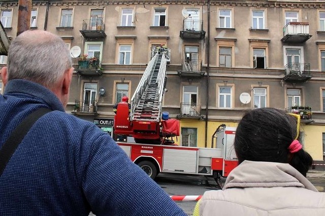 Strażacy na miejscu katastrofy budowlanej