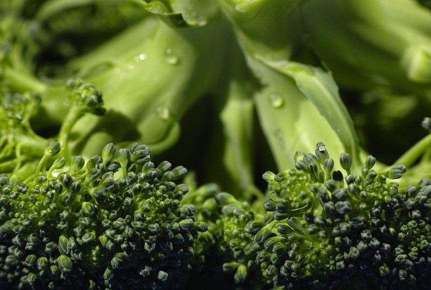 Brokuł - kolejne zielone warzywo, które jest bogate w kwas...