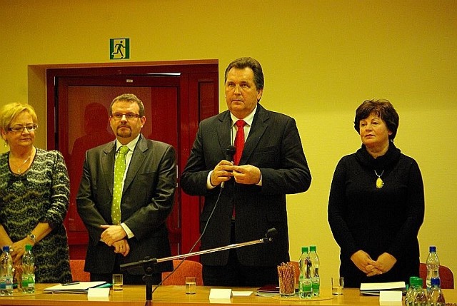 Zdzisław Kałamaga (z mikrofonem) ze wzruszeniem w glosie dziękował za wybór na stanowisko starosty ostrowieckiego.