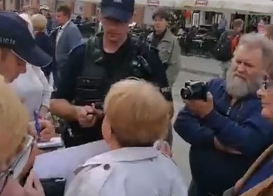 Solidarni z rodzicami osób niepełnosprawnych. Akcja na Rynku Kościuszki. Policja wylegitymowała organizatorów (wideo)