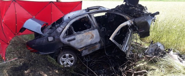 Tragiczny wypadek na dk 91 koło Ozorkowa. Nie żyje kierowca samochodu. Pojazd stanął w płomieniach.ZDJĘCIA I FILM NA KOLEJNYCH SLAJDACH