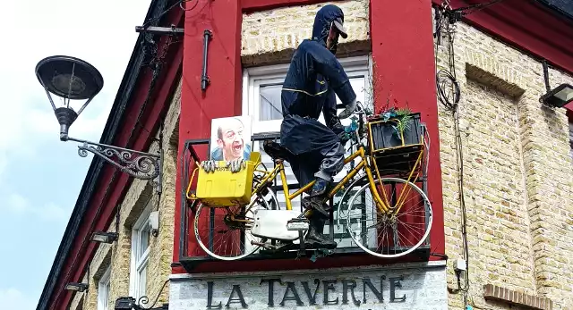 Bergues - w tym francuskim miasteczku nakręcono komedię "Jeszcze dalej niż Północ"(„Bienvenue chez les Ch’tis”) Dany’ego Boona , która opowiada historię dyrektora poczty, który dyscyplinarnie zostaje przeniesiony z Prowansji na północ Francji do Bergues. W rolach głównych wystąpili m.in. Kad Merad jako Philippe Abrams (naczelnik poczty) oraz Dany Boon jako Antoine Bailleul (listonosz w Bergues i karylionista). Film stał się hitem nie tylko we Francji i dlatego miasteczko odwiedza więcej turystów spacerujących śladami filmowych bohaterów. Na zdjęciu: restauracja w Bergue, Instalacja nad wejściem nawiązuje do sceny, w której podczas kolacji Philippe Abrams uczył się języka pikardyjskiego.