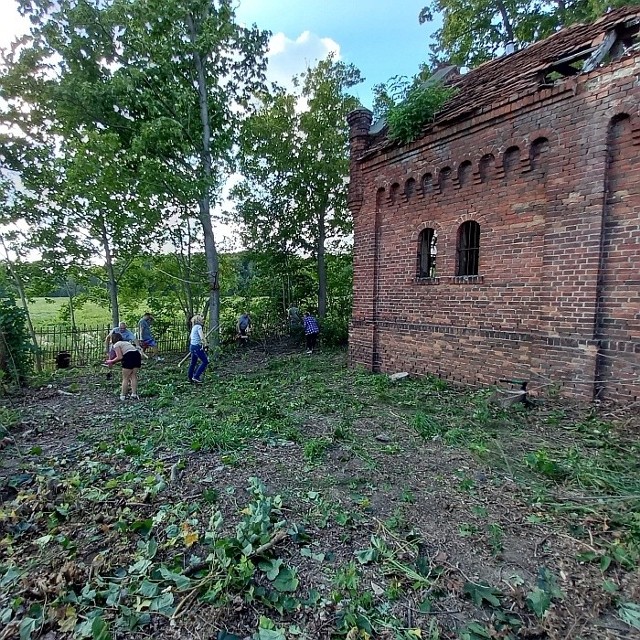Mieszkańcy Kostowa i okolic wspólnie porządkują miejscowy cmentarz ewangelicki.