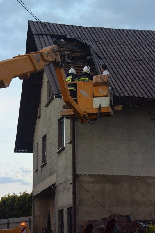 Trąba powietrzna przeszłą przez Gaszowice. W usuwaniu...