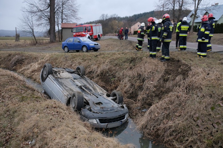 Do wypadku doszło w środę na drodze wojewódzkiej nr 884 w...