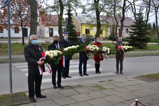 Po  mszy świętej w Intencji Ojczyzny, w kościele pod wezwaniem Świętego Floriana, przedstawiciele władz miasta, radni miejscy i powiatowi, delegacja mieszkańców i służb mundurowych, przeszli przed Mur Straceń w Koprzywnicy, gdzie złożyli wiązanki kwiatów