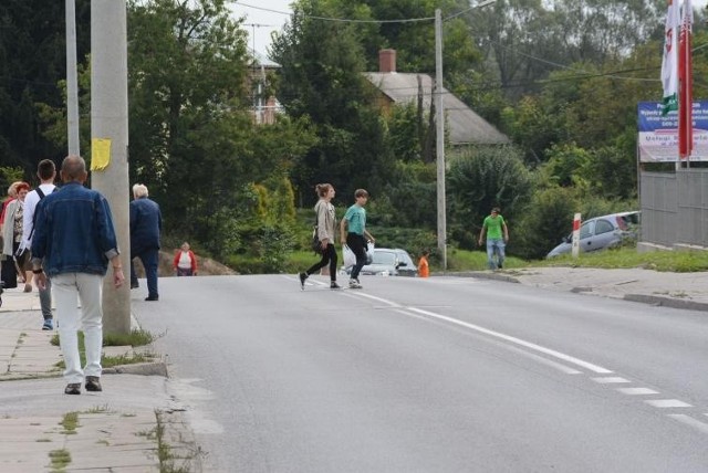 W Opatowie piesi stwarzają zagrożenie na drodze krajowej nr 9