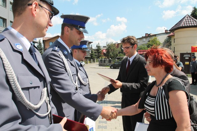 Policjanci z Nowego Targu otrzymali nagrody z rąk zastępcy burmistrza