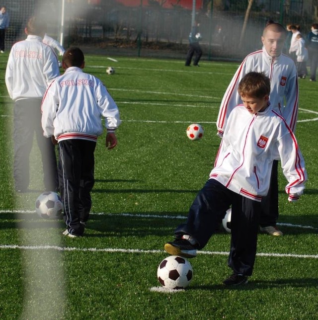 Nawierzchnię nowego boiska przetestowali młodzi piłkarze z Niemodlina.