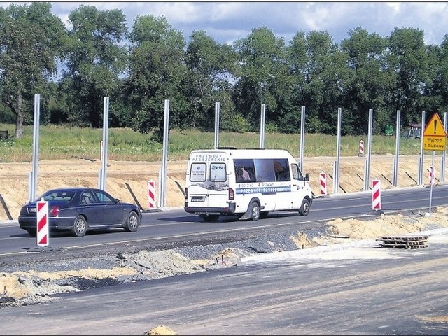 Kierowcy jeżdżą już nową obwodnicą od soboty. W poniedziałek stwierdzono uchybienia w oznakowaniu obwodnicy.