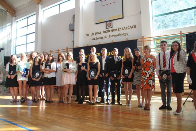 Część absolwentów klasy II M, która we wtorek, 1 września, podczas uroczystego rozpoczęcia roku szkolnego, odebrała swoje dyplomy Międzynarodwej Matury­.