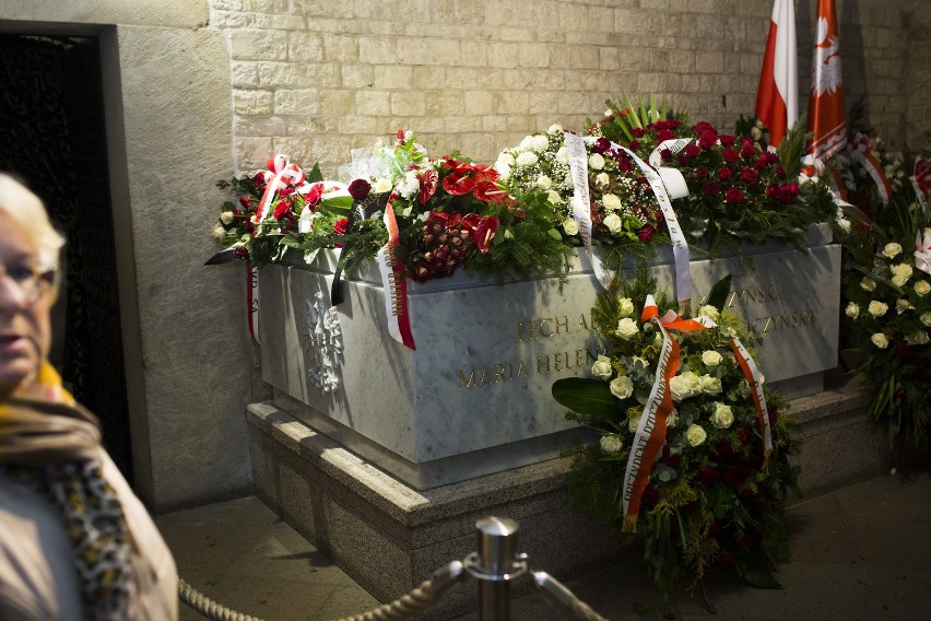 Krakowianie odwiedzają nowy grób Lecha i Marii Kaczyńskich [ZDJĘCIA]