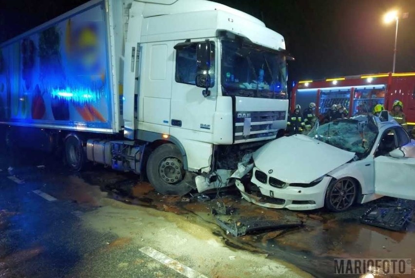 Wypadek w Gogolinie. Bmw zderzyło się czołowo z ciężarówką. Dwie osoby nie żyją 