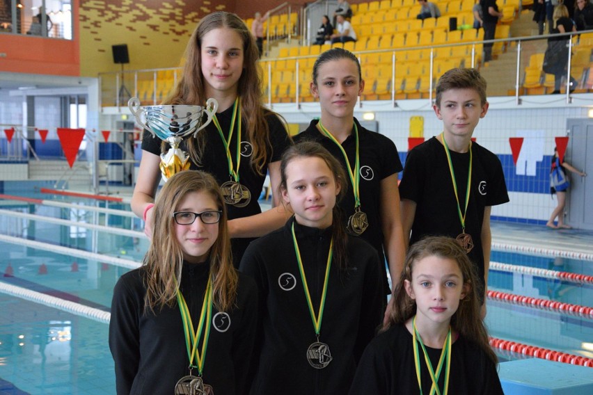 Pływacy z UKS Piątka Ostrołęka przywieźli 10 medali z Ostrowi