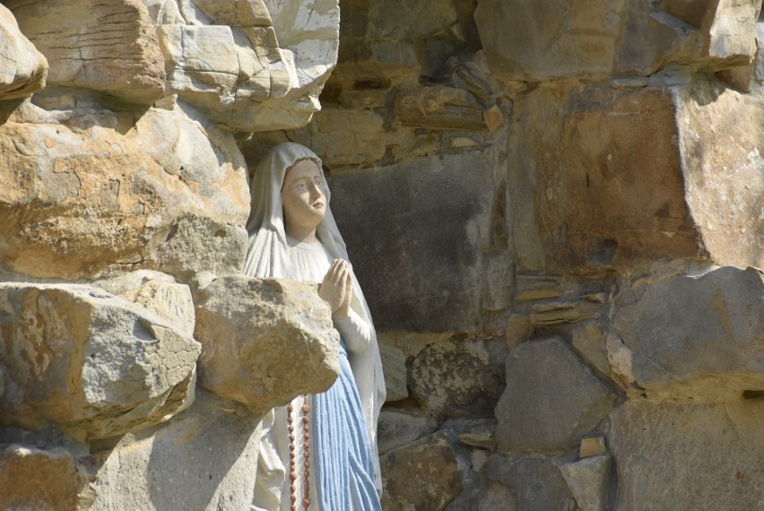 Grota Matki Bożej z Lourdes została odnowiona, a kamienie...