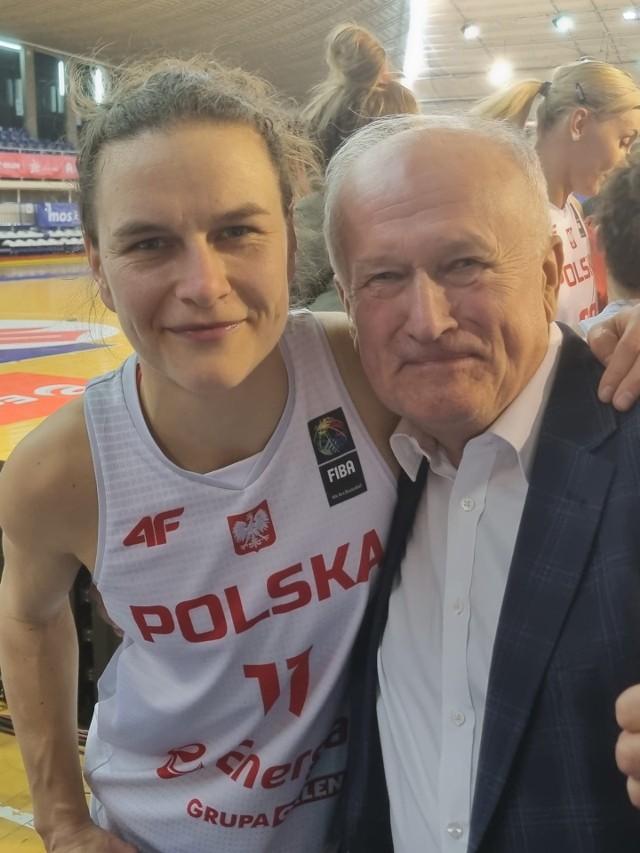 Agnieszka Skobel cieszy się z prezesem Enei AZS Politechniki Poznań, Pawłem Leszkiem Klepką, ze świetnego występu w meczu Polski z Turcją w Sosnowcu, wygranego przez Biało-Czerwone 76:72
