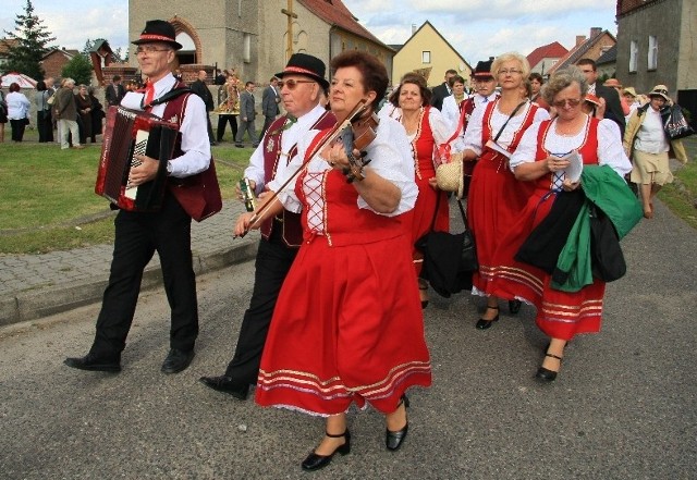 Zespół tworzą Jerzy Świątczak, Teresa Ślozowska, Anna Dyla, Zenon Maj, Krystyna Klorek, Stefania Szmyt, Aurelia Baranowska, Feliks Baranowski i Małgorzata Jurasz.