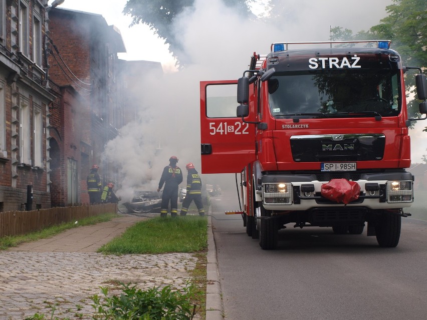 Pożar samochodu w Piekarach